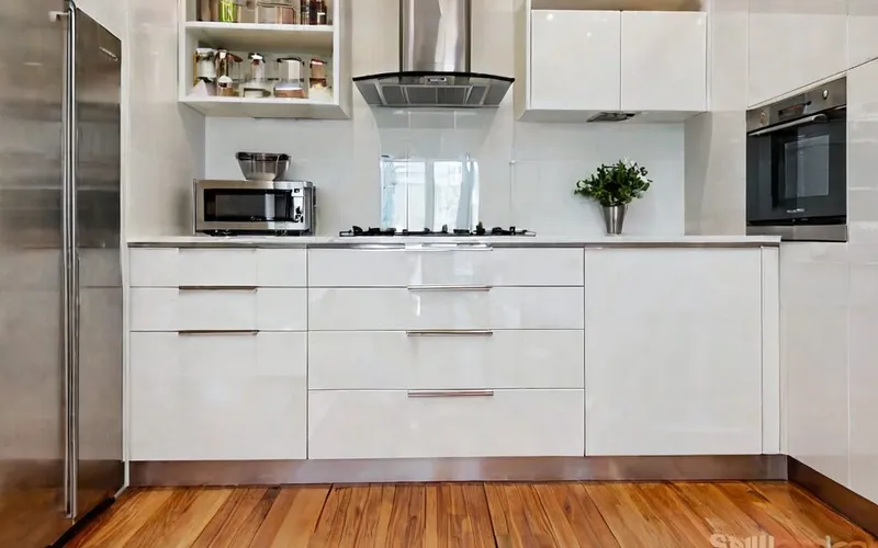 white gloss kitchen with T-bar handles and soft-close drawers