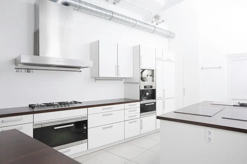 white farmhouse kitchen cabinets