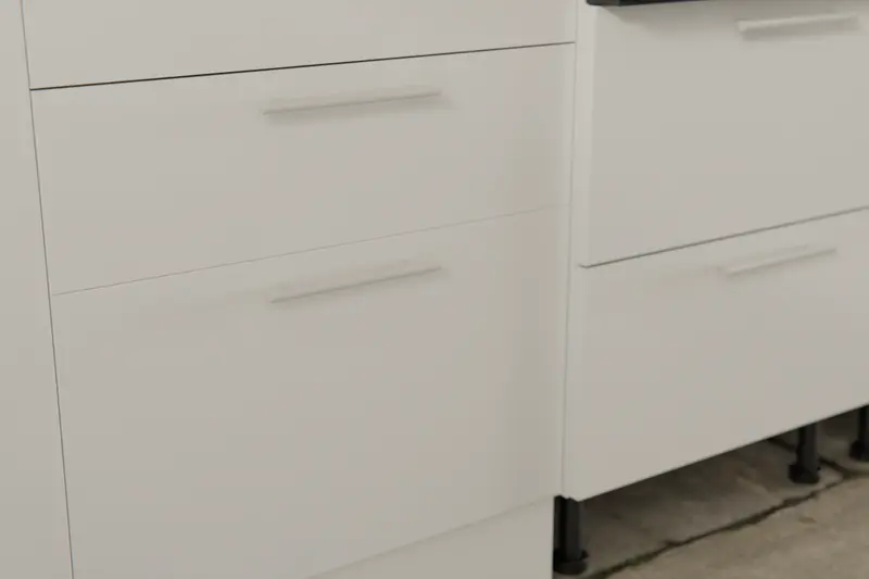 Kitchen cabinet refinishing techniques – repainting and restaining