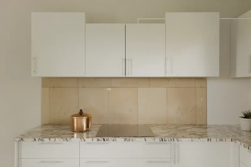 Kitchen splashbacks – safety requirements, best materials and prices